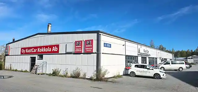 Kuvassa näkyvät Autokorjaamo Oy KustCar Kokkola Ab:n toimitilat ulkoa.